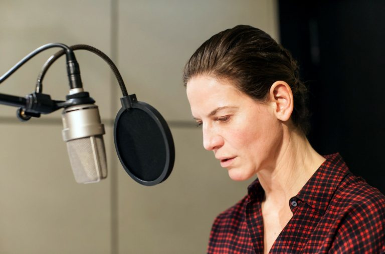 Sprecherin Bibiana Beglau (Bild: SWR/Nirto Karsten Fischer)