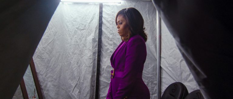 Warten in Violett: Michel Obama vor einem ihrer Auftritte (Foto: Netflix)