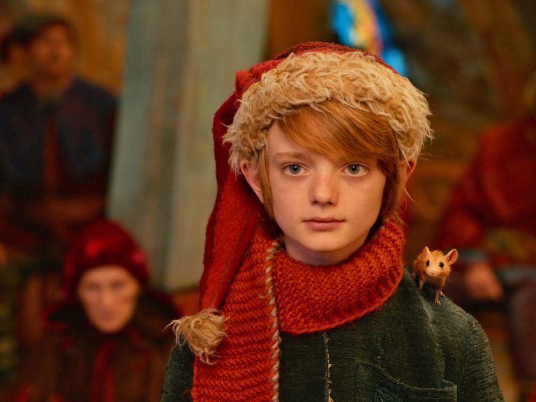 Aus dem kleinen Jungen wird später der dicke Weihnachtsmann. Aber nur im Buch und nicht im Film. Henry Lawfull als Nikolas (Foto: Studiocanal/Netflix)