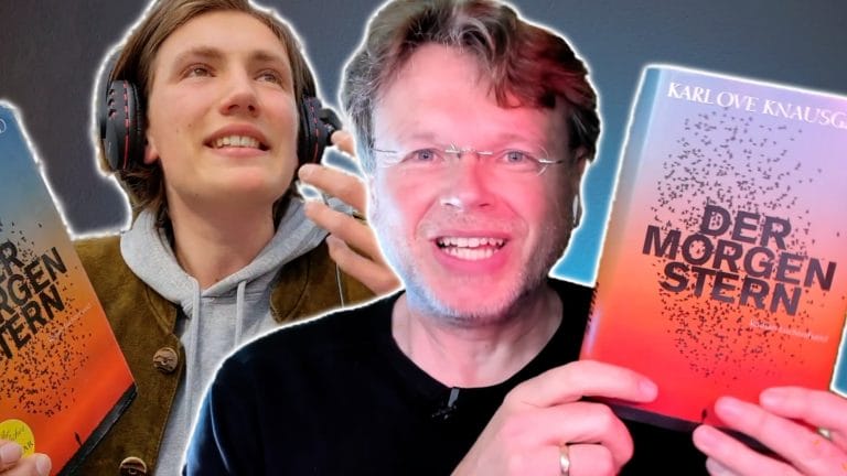 Thoralf Czichon (links) und Wolfgang Tischer diskutieren über den Roman »Der Morgenstern« von Karl Ove Knausgård