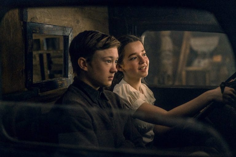 Julien (Orlando Schwerdt) und Sara (Ariella Glaser) flüchten in ihre eigene Welt