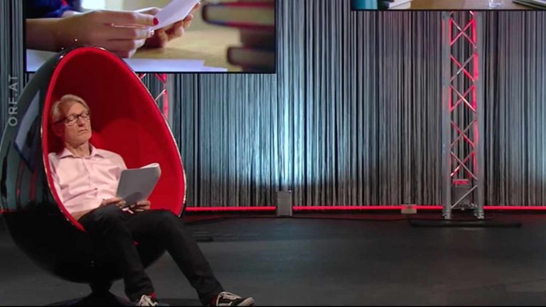 Ruhe im Lese-Ei: Moderator Christian Ankowitsch hört konzentriert der Lesung von Dana Vowinckel zu