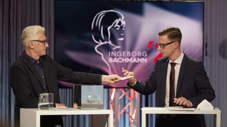 Moderator Prof. Dr. Christian Ankowitsch und Magister Andreas Sourij beim Ziehen der Lesereihenfolge (Foto: Johannes Puch/ORF)