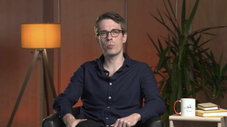 Perfekt ausgeleuchtet wie im YouTube-Zimmer: Moderator und Organisator Leander Wattig (Foto: Screenshot)