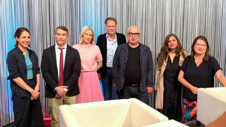 Die Bachmannpreis-Jury 2026 ist seit 2024 unverändert (von links): Laura de Weck, Philipp Tingler, Mara Delius, Thomas Strässle, Klaus Kastberger, Mithu Sanyal und Brigitte Schwens-Harrant (Foto: Tischer)