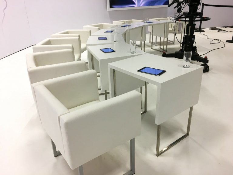Bleiben 2020 leer: Die Jury-Stühle im ORF-Studio in Klagenfurt