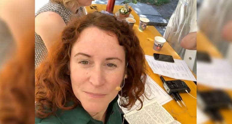 Bachmann-Podcast-Produktion am Biertisch mit Andrea Diener (Foto: Instagram/frau_diener)