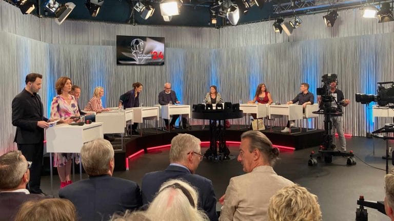Gleich geht es los: die Moderatoren und Jury-Mitglieder machen sich bereit für den Eröffnungsabend