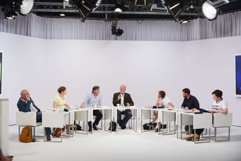 Die Bachmannpreis-Jury 2018 (von links): Klaus Kastberger, Insa Wilke, Stefan Gmünder, Hubert Winkels, Hildgard E. Keller, Michael Wiederstein und Nora Gomringer (Foto: ORF/Johannes Puch)
