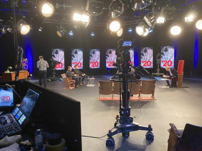 Das ORF-Studio in Kärnten beim letztjährigen Bachmannpreis 2020: Jury und Lesende waren nur digital auf großen Monitoren anwesend. Im Jahr 2021 ist die siebenköpfige Jury wieder vor Ort in Klagenfurt.