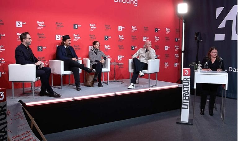 »Bachmannpreis meets Vienna« auf der Buch Wien 2024. Von links: Peter Fässlacher, Ferdinand Schmalz, Anna Baar, Daniel Wisser und Brigitte Schwens-Harrant (Foto: Screenshot 3sat)