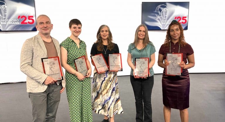 Boris Schumatsky (Deutschlandfunkpreis), Tara Meister (Carinthischer Sommer - Festivalschreiberin), Natascha Gangl (Bachmannpreis und Publikumspreis), Almut Tina Schmidt (3sat-Preis) und Nora Osagiobare (Kelag-Preis) - die Preisträger der 49. Tage der deutschsprachigen Literatur 2025 in Klagenfurt (von links nach rechts / Foto: Tischer)
