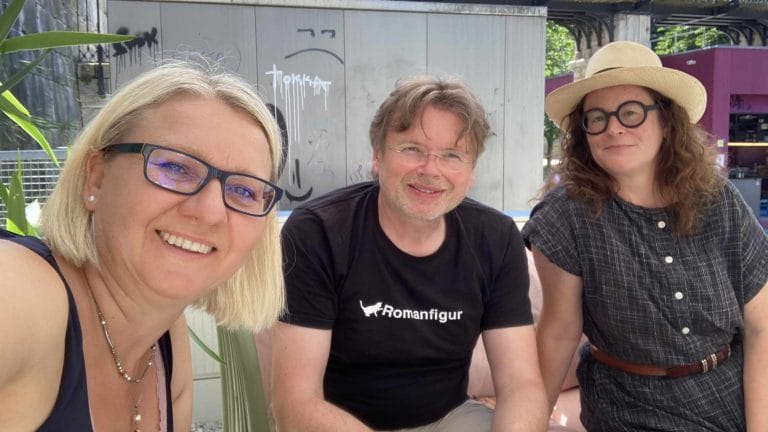 Entspanntes Podcasten am Lendhafen nach dem ersten Lesetag des Jahres 2023: Bozena Badura (links), Wolfgang Tischer und Andrea Diener