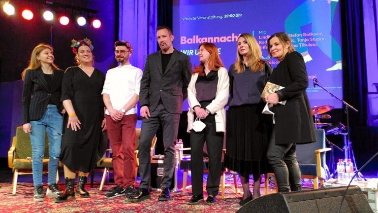 Die Akteure der Balkannacht: Radmila Petrović, Hana Stojić, Ismar Hačam, Stefan Boškovi, Tanja Stupar Trifunović, Tatiana Țîbuleac und Lindita Arapi (Foto: Isa Tschierschke)