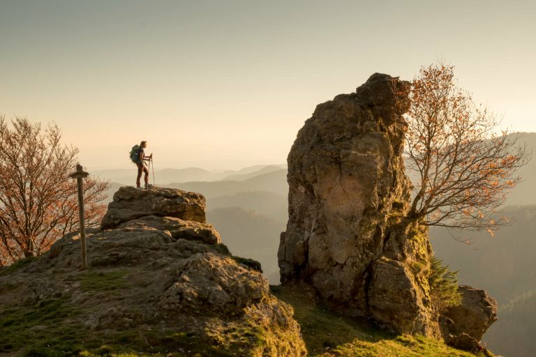 Birgit-Cathrin Duval und der Hohfelsen auf dem Belchen im Südschwarzwald (Foto: Birgit-Cathrin Duval)