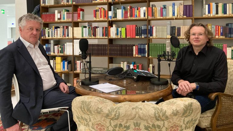 Julius Deutschbauer (link) und Wolfgang Tischer bei der Podcast-Aufnahme in der Bibliothek der ungelesenen Bücher in der Stuttgarter Stadtbibliothek
