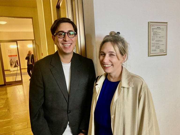 Tonio Schachinger, der Gewinner des Deutschen Buchpreises 2023, mit Autorin und Ehefrau Margit Mössmer