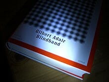 Buchkritik mit Hörprobe: »Blindband« von Gilbert Adair - Grandioses Spiel und ärgerliche Fehler