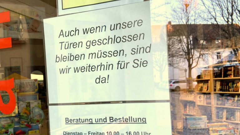 Hinweis an der Tür einer geschlossenen Buchhandlung