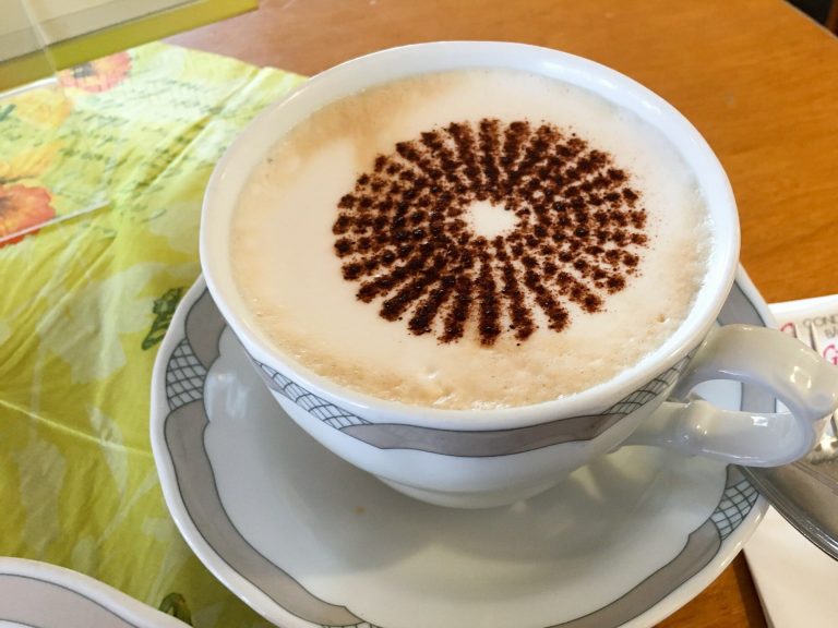 Hm! Lecker! Kaffee mit Corona-Topping.