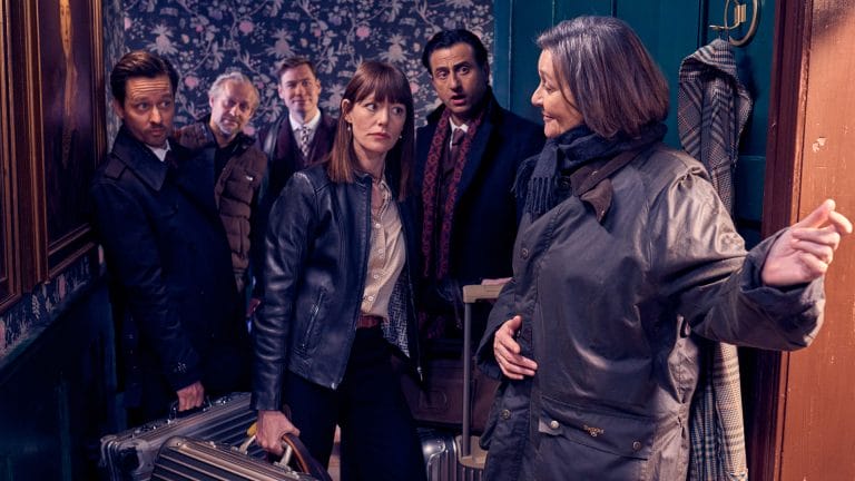 Die deutschen Banker (Tom Schilling, Jürgen Vogel, David Kross, Lavinia Wilson, Serkan Kaya) haben das Herrenhaus von Lady Fiona (Victoria Carling) für einen Teambuilding-Workshop gemietet (Foto: Tobis Film)