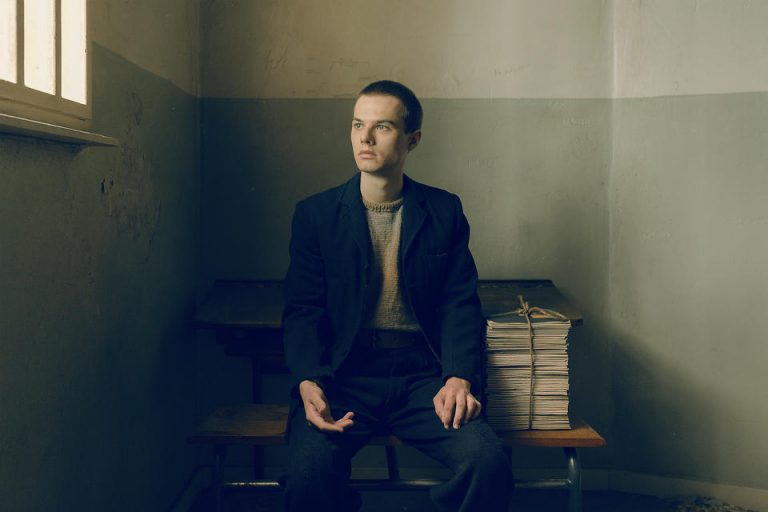Schreibt die Geschichte seiner Kindheit auf: Tom Gronau in der Rolle des jugendlichen Siggi Jepsen (Foto: Wild Bunch/Georges Pauly)