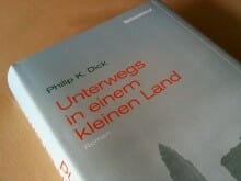 Fernab der Zukunft: Der Roman »Unterwegs in einem kleinen Land« von Philip K . Dick
