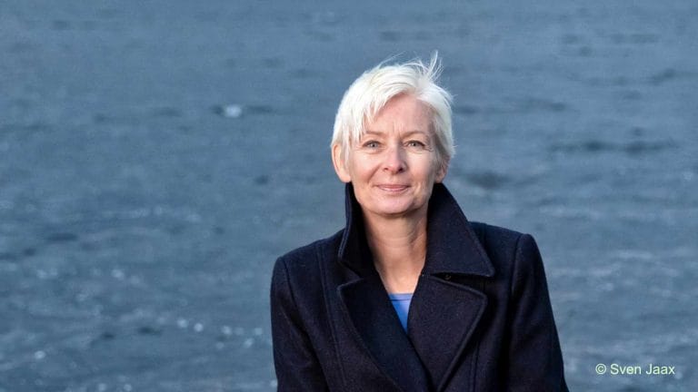 Nicht auf der Messe aufgenommen, aber am Meer: Bestseller-Autorin Dörte Hansen (Foto: Sven Jaax)