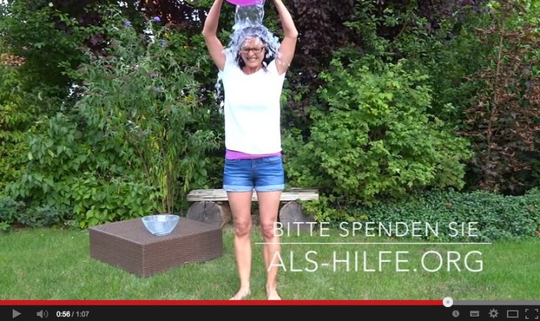 Emily Bold bei der Ice Bucket Challenge