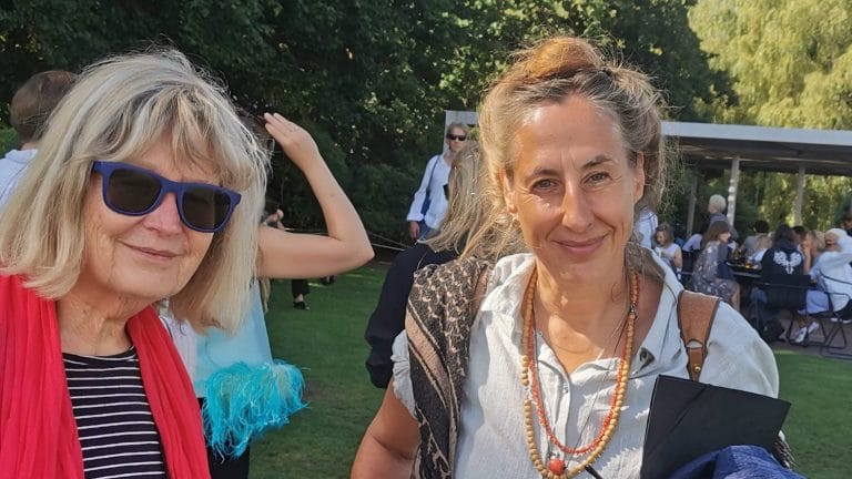 Barbara Fellgiebel (rechts) traf Judith Hermann auf dem Louisiana Literaturfestival 2022 in Dänemark (Foto: tiger&elch)