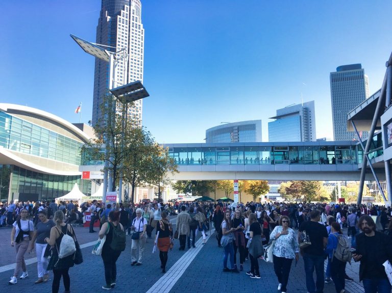 Viele Menschen in und vor den Hallen: Die Frankfurter Buchmesse