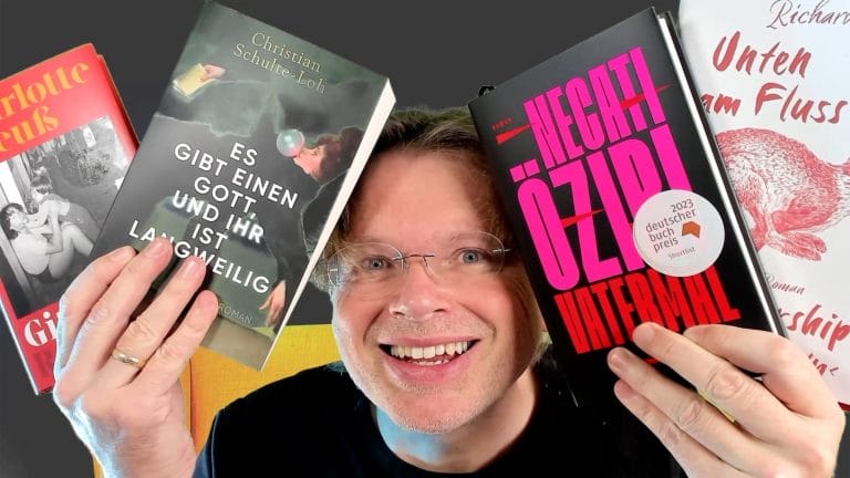 Wolfgang Tischer mit den vier besprochenen Büchern beim Literarischen Buchhandelsquartett 2023 auf den Stuttgarter Buchwochen