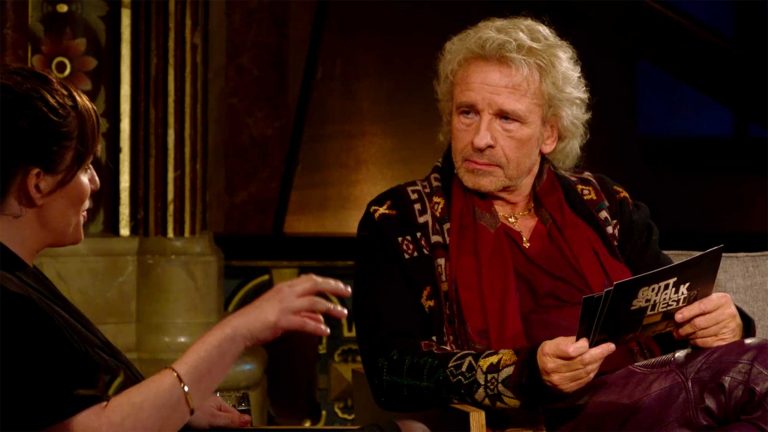 Gottschalk liest die Moderationskarten, während Sarah Kuttner ihm erklärt, worum es in ihrem Buch wirklich geht (Foto: Screenshot BR)