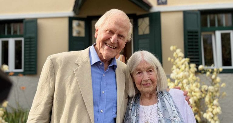 Heinz Bachmann (86) und seine Schwester Isolde (97) bei der Eröffnung des Ingeborg-Bachmann-Hauses im Jahre 2025 (Foto: Tischer)