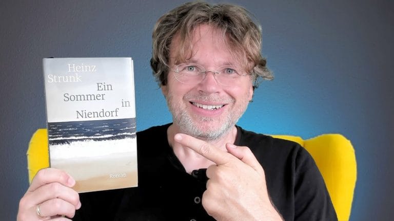 Auch auf YouTube: Wolfgang Tischer bespricht »Ein Sommer in Niendorf« von Heinz Strunk