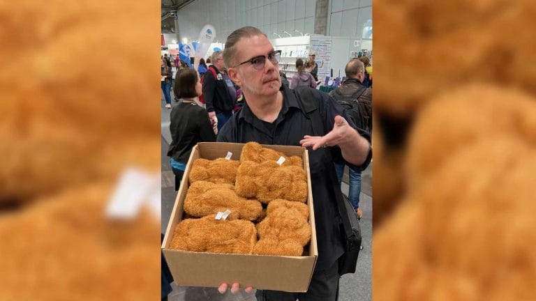 Zum Interview in Leipzig erschien Markus Heitz mit einem Karton Plüsch-Schnitzel. Beim Kauf des Buches »Schnitzel Surprise« am Signiertisch gab's ein Exemplar mit dazu.