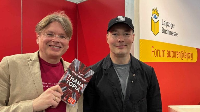 Tom Hillenbrad (rechts) und Wolfgang Tischer nach dem Gespräch auf der Bühne der Leipziger Buchmesse