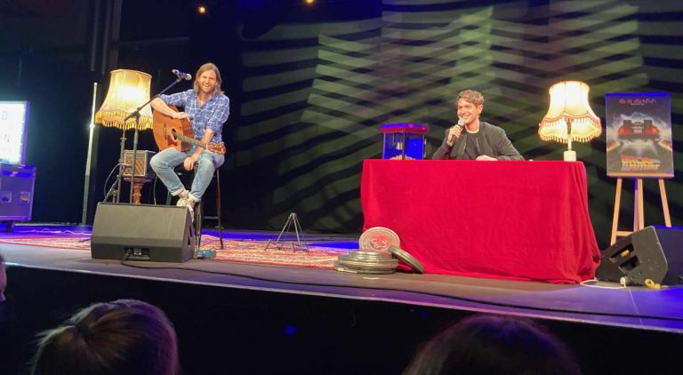 Auch auf seiner Lesetour im Jahre 2021 las Wells und berichtete vom Autorendasein, zusammen mit dem Musiker Jacob Brass (Foto:Tischer)