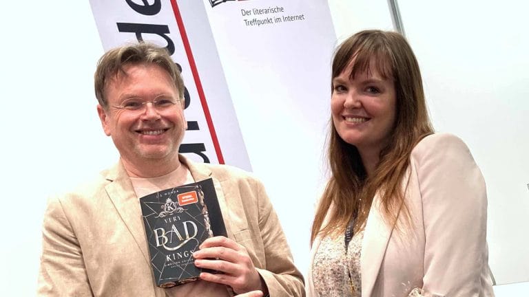 Autorin Jane S. Wonda und Wolfgang Tischer vor dem Interview auf der Bühne der Leipziger Buchmesse