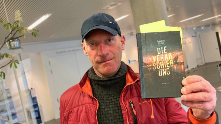 Joachim Zelter mit seinem Roman »Die Verabschiebung« (Foto: Tischer)