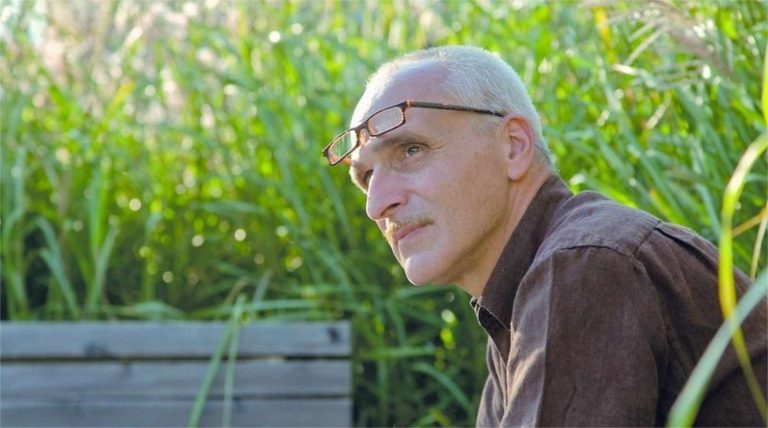 José F. A. Oliver mit der für ihn charakteristischen auf die Stirn geschobenen Brille (Foto: Yves Noir, CC BY-SA 3.0 DE, via Wikimedia Commons)