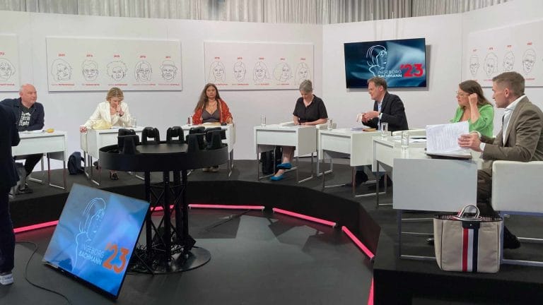Die siebenköpfige Bachmannpreis-Jury im ORF-Studio am Morgen vor der Abstimmung über die Preise (Foto: Tischer)