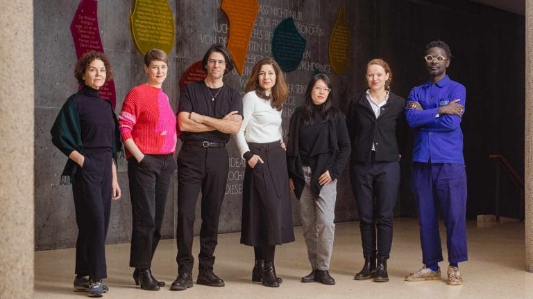 Würden Sie diese Menschen über Literatur urteilen lassen? Die Jury des Internationalen Literaturpreises 2024 des HKW. V.l.n.r.: Olga Radetzkaja, Beatrice Faßbender, Deniz Utlu, Asal Dardan, Khuê Phạm, Cia Rinne und Ibou Coulibaly Diop. (Foto: Malte Seidel/HKW)