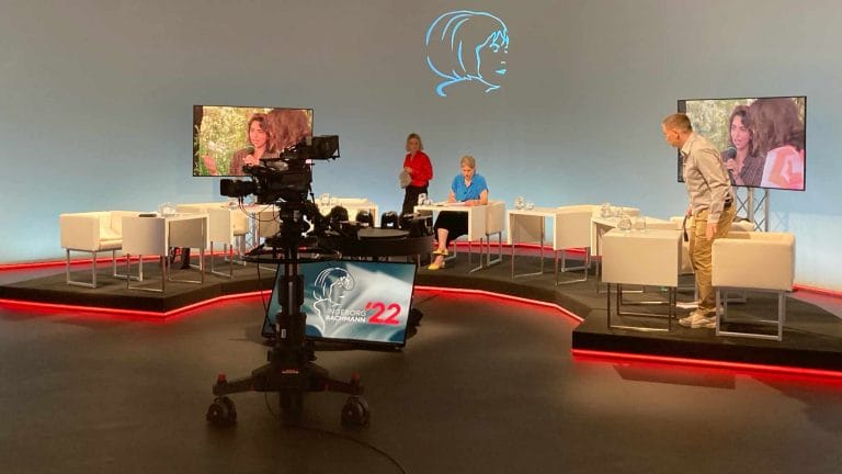 Die sieben Jury-Plätze im Studio des Bachmann-Preises 2022 (Foto: Tischer)