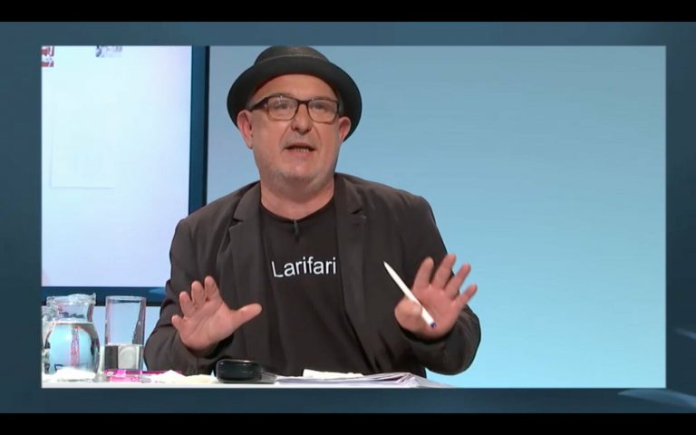 Juror Klaus Kastberger trug am ersten Tag ein T-Shirt mit dem Aufdruck »Larifari«. Eine Referenz an die kürzlich verstorbene Autorin Friederike Mayröcker. Eines ihrer Gedichtbände trug diesen Titel. Heute am 1. Lesetag in Klagenfurt fand in Wien die Trauerfeier für Mayröcker statt.