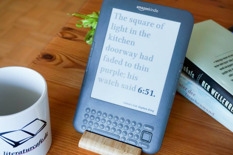 Digitaler Basteltipp: Alter Kindle wird zur Literatur-Uhr