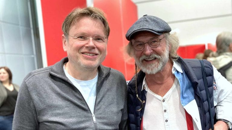 Klaus-Peter Wolf (rechts) vor dem Interview mit Wolfgang Tischer auf der Bühne der Leipziger Buchmesse