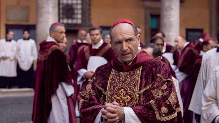 Ralph Fiennes als Kardinal Lawrence im Film KONKLAVE von Regisseur Edward Berger (Foto: Focus Features)