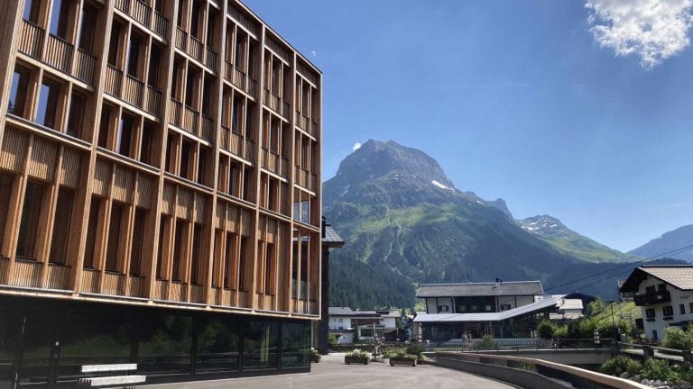 Die Lechwelten in Lech und das 2.557 Meter hohe Omeshorn