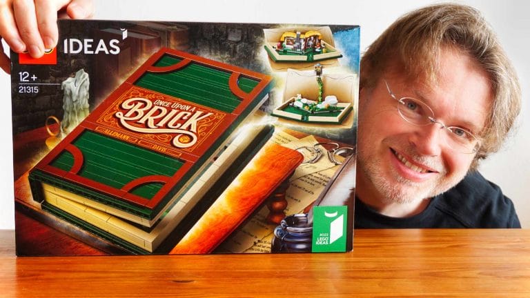 Wolfgang Tischer baut ein Buch aus Bausteinen und liest Märchen der Gebrüder Grimm